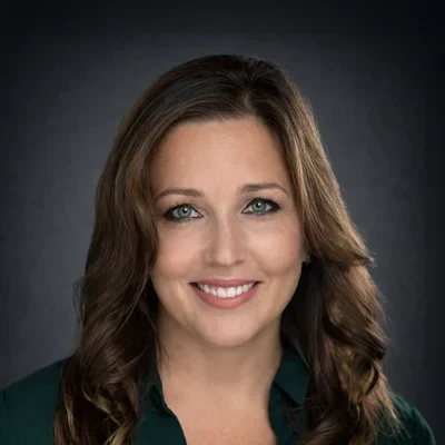 A headshot photo of Theresa